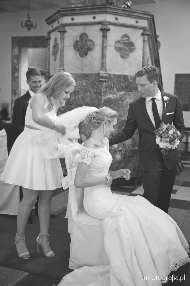 fotografia Państwa Młodych w kościele w Warszawie